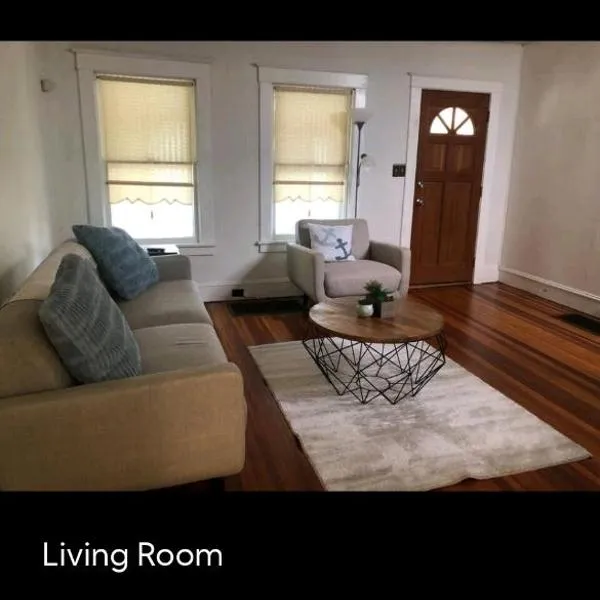 Lovely Renovated 2 Bedroom House with private parking, hotel v destinaci Albany