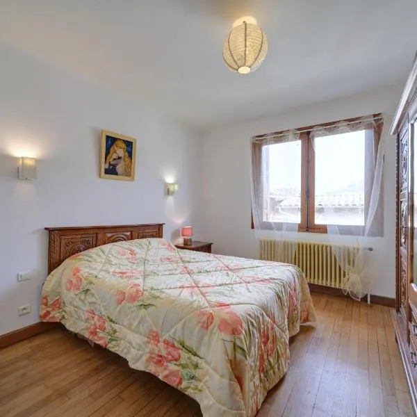 La Maison du Village, hotel in Encausse-les-Thermes