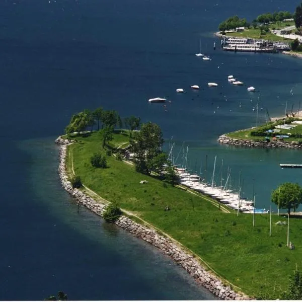 Villa Golden Lake 2 - just few steps from the lake, hotel in Dervio