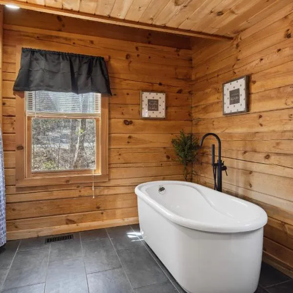 Cozy family friendly Cabin with hot tub, near Gatlinburg, Pigeon Forge, Dollywood, hotel in Sevierville