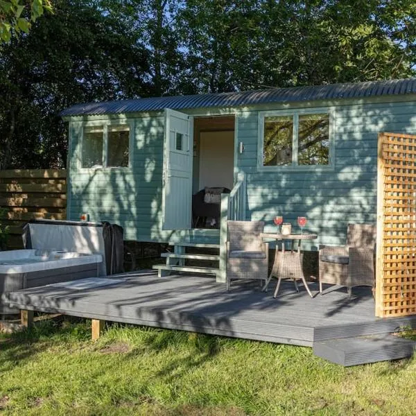 Cosy Shepherds Hut with hot tub in the Scottish Highlands, hotel di Stittenham