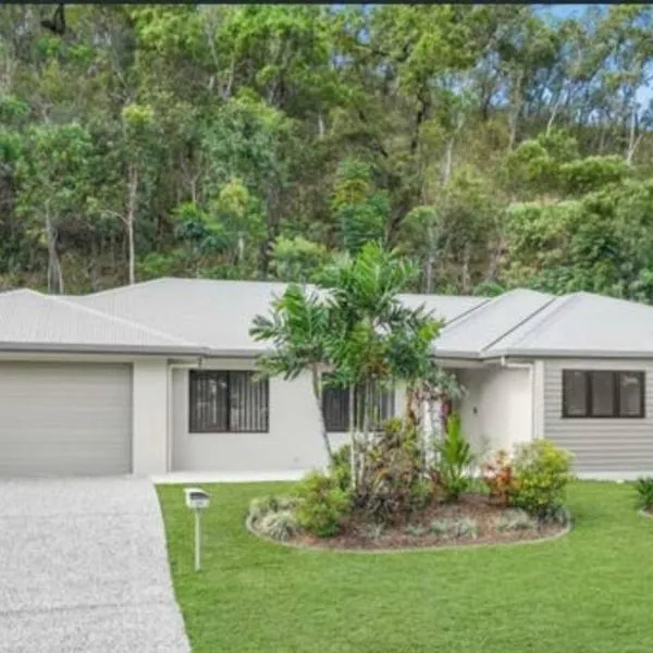 New Pool Now Open! - Trinity Beach Haven - Luxury 4 bedroom home, Steps to the Beach, Surrounded by Mountains, hotel in Trinity Beach