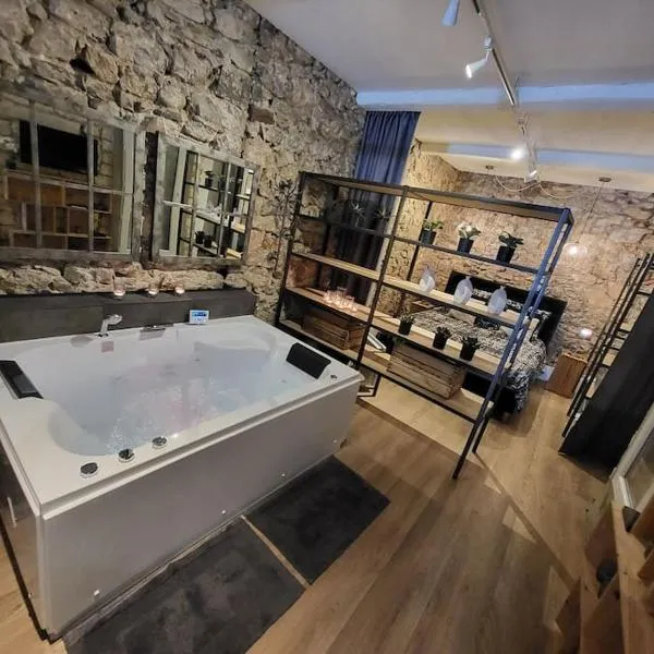 Le 79 Balnéo Loft Déco Authentique Centre climatisation, hotel v Sète