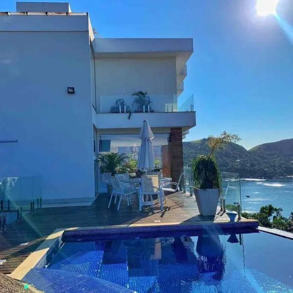 Casa com vista espetacular e piscina em Angra