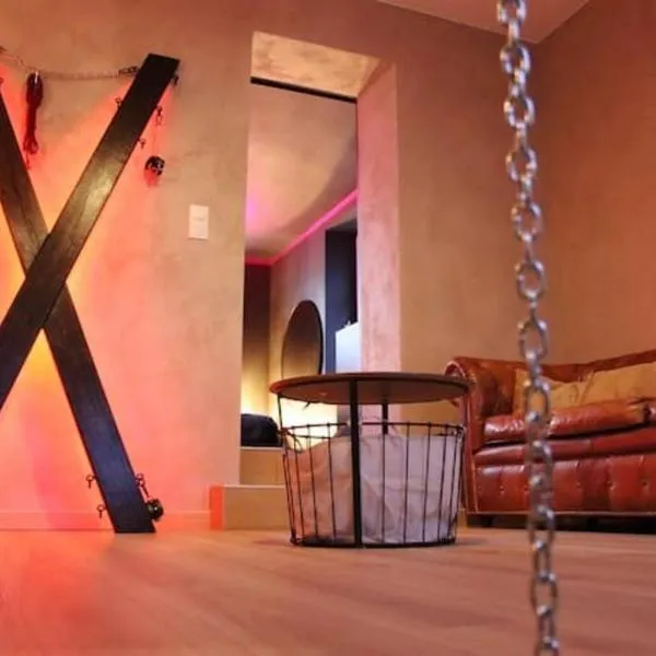 Les Secrets du Château - Love Room, hotel v destinaci Lichtenberg