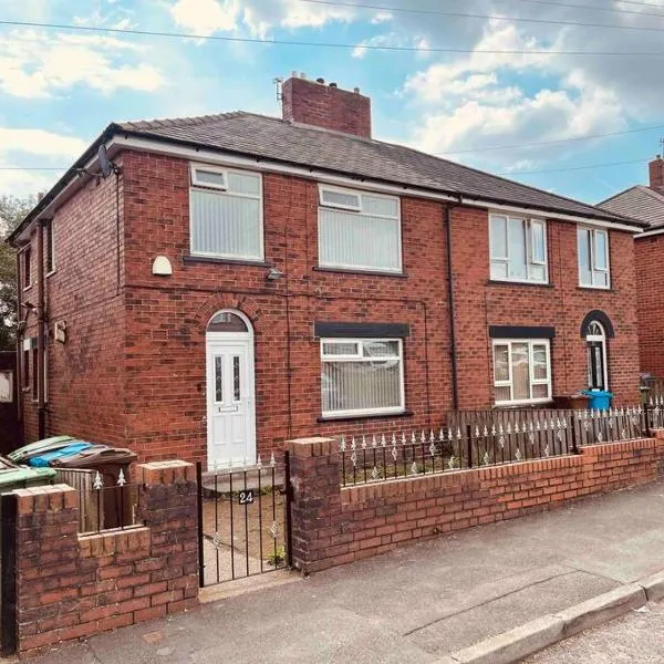 Entire 3 Bed Home in Oldham, hotel in Oldham