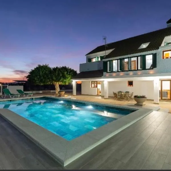 VILLA LUNA (Piscina climatizada-BBQ-Wifi-Parking), hotel v destinaci San Fulgencio