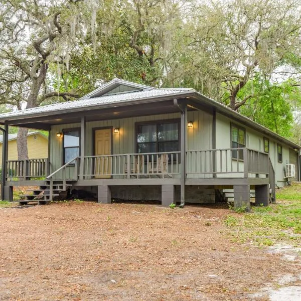 Lakefront Keystone Heights Cottage with Private Dock, hotel in Keystone Heights
