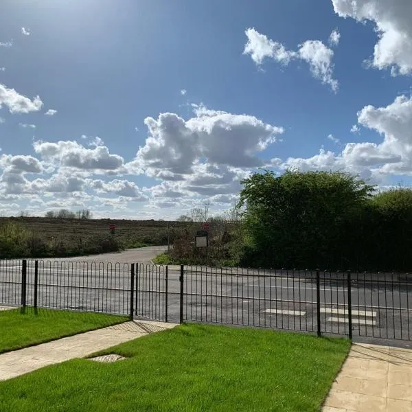 Brand New Entire 4 Bed House Multiple Free Parking Early Check-in Late Check- Out Allowed, hotel in South Ockendon