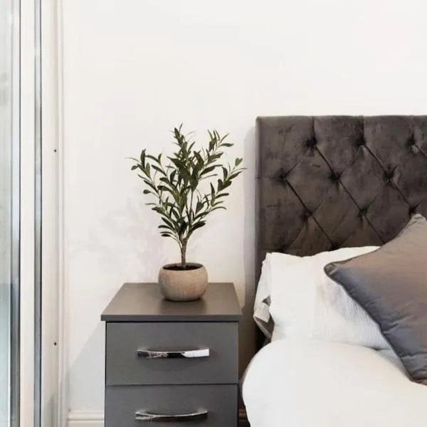 Parkside Haven, Modern 2-Bed Flat with Ensuites, Free Parking & Self Check-In, khách sạn ở Perivale