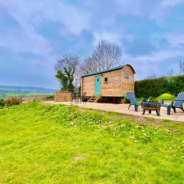 Herefordshire Escape, Hot Tub, Firepit, Views, BBQ, hotel in Aymestrey