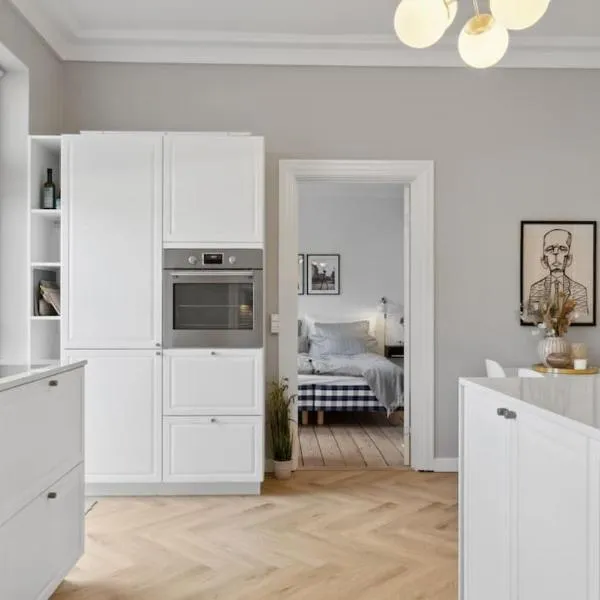 City center apartment w/ large private balcony, hotel in Aalborg