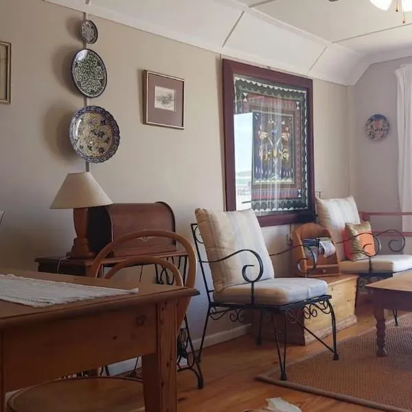 Whales, Waves and Walks - Beach Cottage, hotel in De Kelders