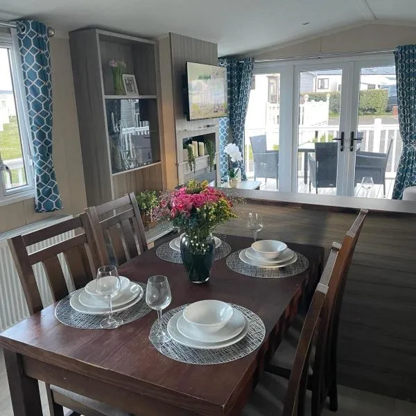 Luxury Romantic 2 Bedroom Caravan Trecco Bay, hotel v destinaci Newton