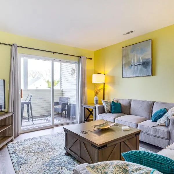 3 Mi to Savannah Beach: Lewes Condo w/ Pool Access: Lewes şehrinde bir otel