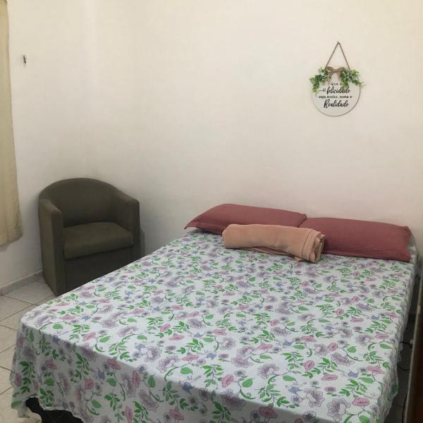Quarto simples e organizado.