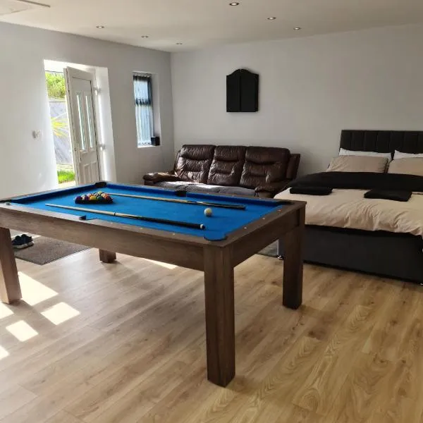 Detached Flat in Leeds, Free WIFI and parking, Pool table, 75 inch tv, Netflix, Disney plus，位于Moortown的酒店