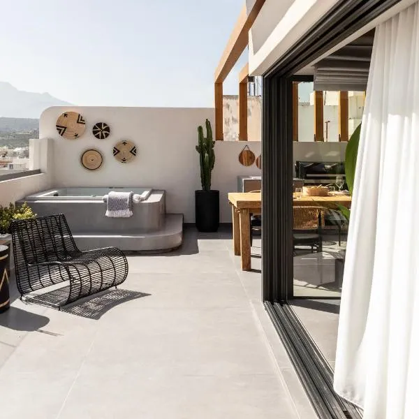 The sand City apartment with Outdoor Hot Tub, hotel v destinaci Agios Nikolaos