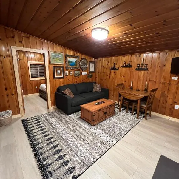 Rustic 1 bd 1 ba Cabin at New Waitts Lake Resort, hotel v destinaci Valley