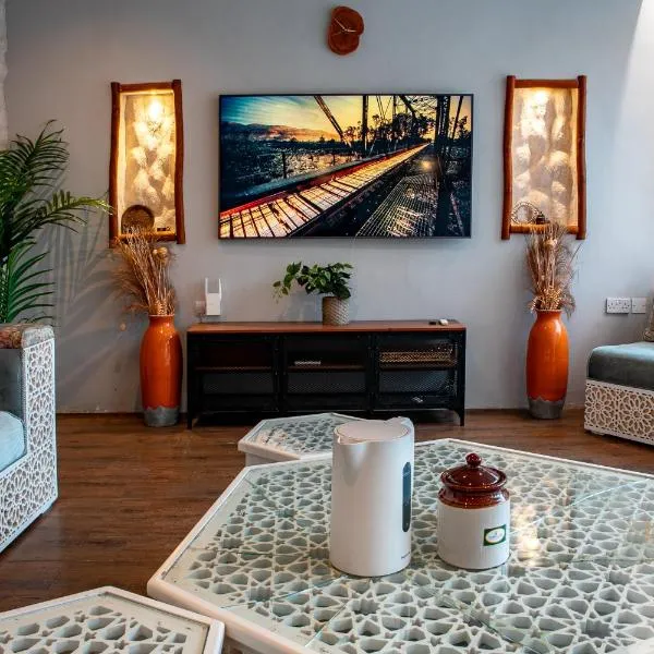 Elegant Garden Stay with 2 Living Areas, 2 Bedrooms, 1 Full and 1 Half Bath for 6 Guests, viešbutis mieste Umm al ‘Amad