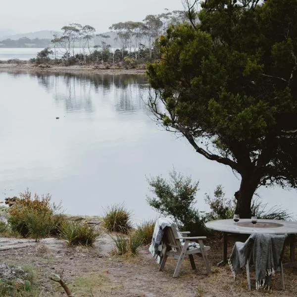 Sunken Sea Shack - waterfront getaway، فندق في Eggs and Bacon Bay