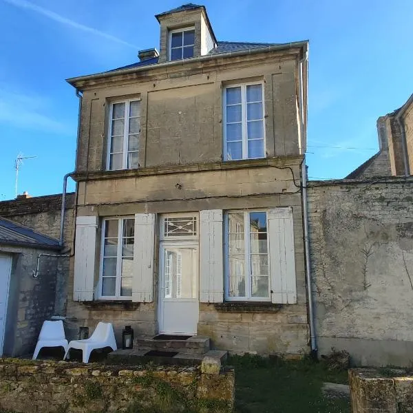 Viesnīca Gîte Le Prieur é - COEUR DE BOURG - maison 48 M2 pilsētā Creully