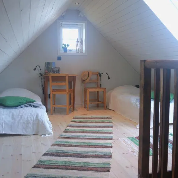 Loft Apartment at Isola Gård on the middle of Öland, hotel din Färjestaden
