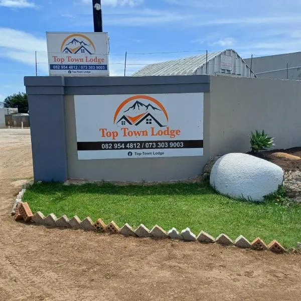 TOP TOWN LODGE, hótel í Butterworth
