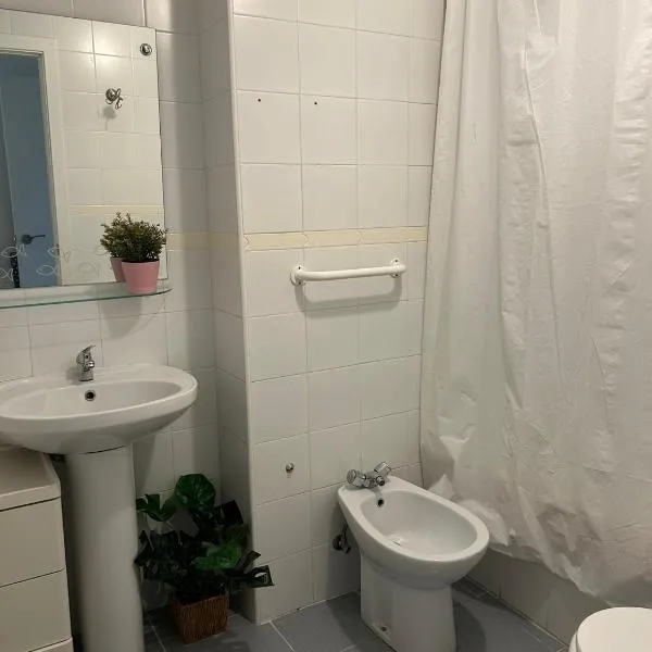 Viesnīca cuki habitacion baño privado pilsētā Mairena del Alharafe