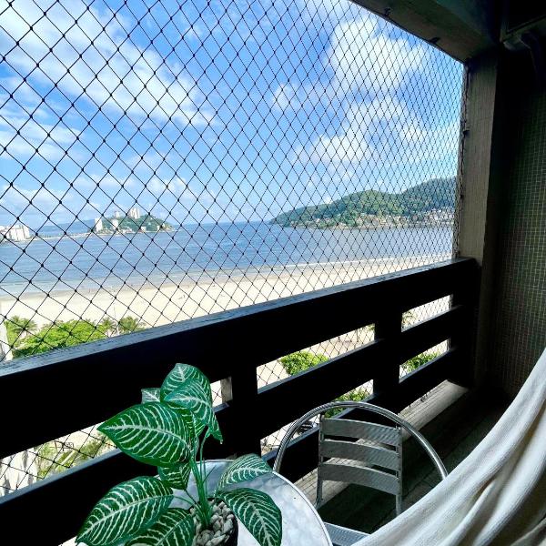 Apartamento com varanda e vista pro mar