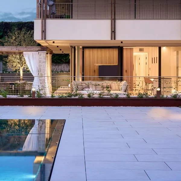 SalvatoreHomes - Pure Luxury in the Centre of Bardolino with Pool & Private Jacuzzi - Casa Olivia - a 5 Star Luxury Collection at Lake Garda, hotel in Bardolino