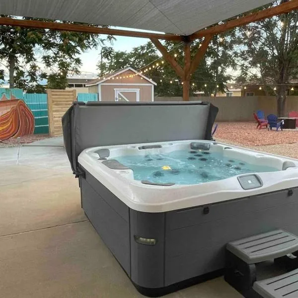 Pet-Friendly Near Zion - Hot Tub Downtown Kanab, hotel sa Kanab