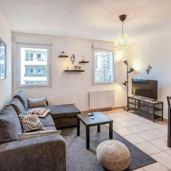 Superbe appartement - Parking Gratuit - 4 Personnes, hotel in Chambéry