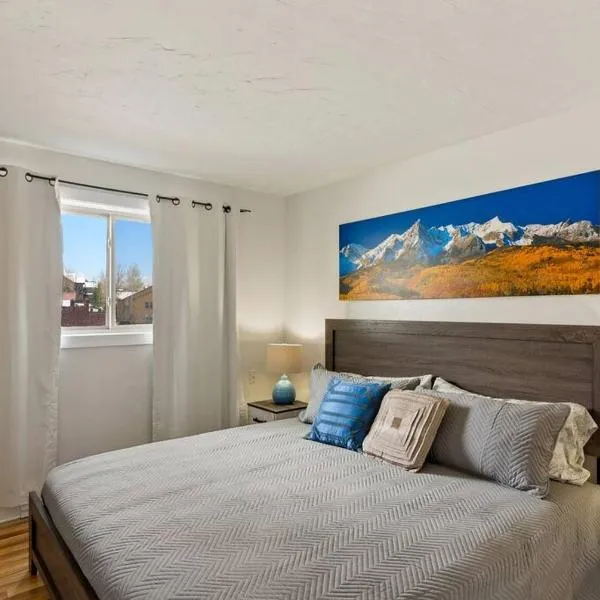 Mountainside Condo King Bed, Two Hot Tubs, Fireplace, Pool , on the Free Bus Route, hotel in Steamboat Springs