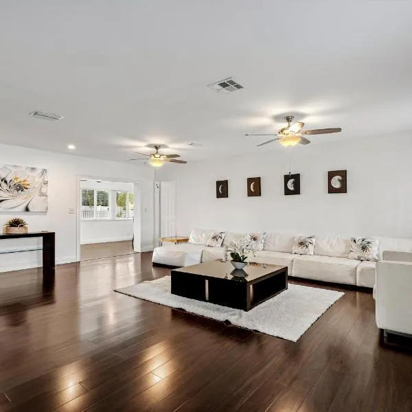 Gorgeous open concept 4 BR with heated pool and lounge area, khách sạn ở Fort Lauderdale