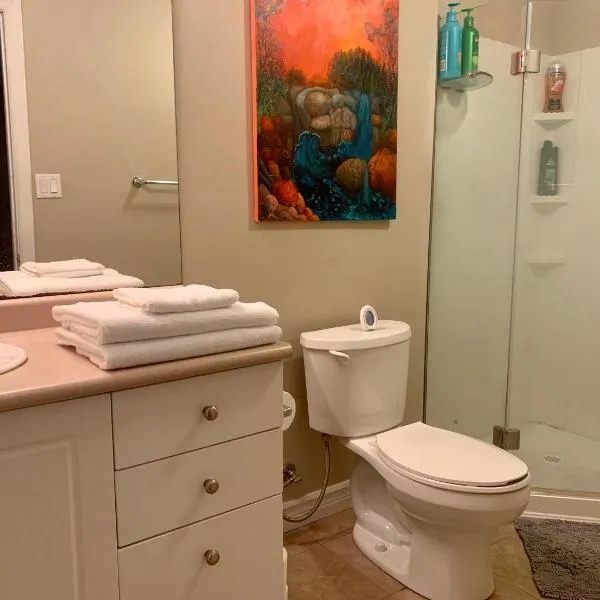 1 room in a cozy and beautiful basement, hotel v destinaci Guelph
