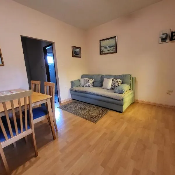 Jasna Apartments West, hotel in Murter
