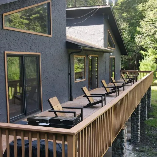 The Stone Mason - Large Modern Home on 5 Acres - 2 Hrs from NYC, hotel v destinaci Pond Eddy