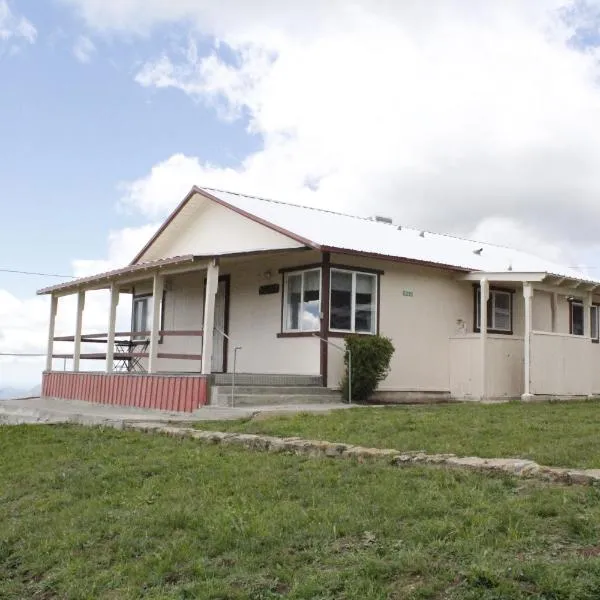 Hummingbird Hill - Entire Cabin، فندق في Dunlap