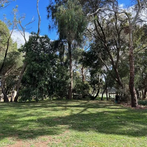 Nestled on Tower Hill's edge, with stunning views!, hotel in Koroit