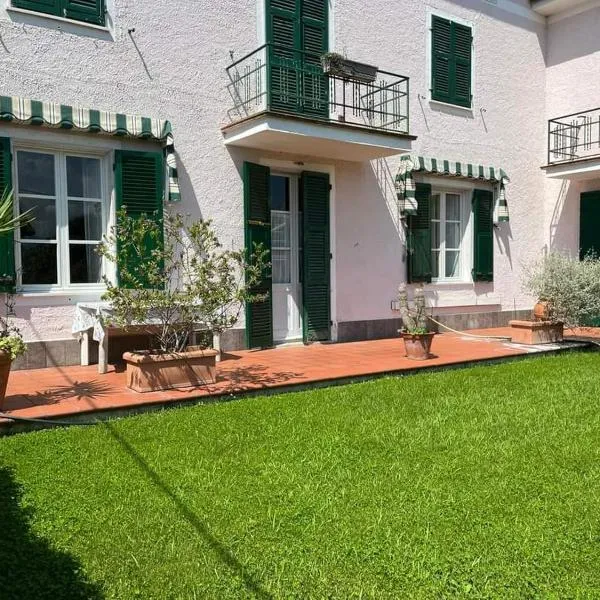 CASA vacanze sole Giardino, hotel v destinácii Bocca di Magra