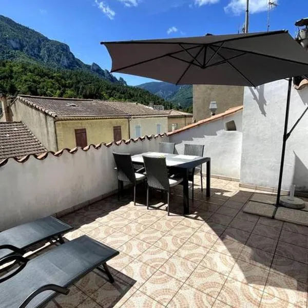 Townhouse in Southern France with a wonderful view and close to a Swimming pool، فندق في Axat
