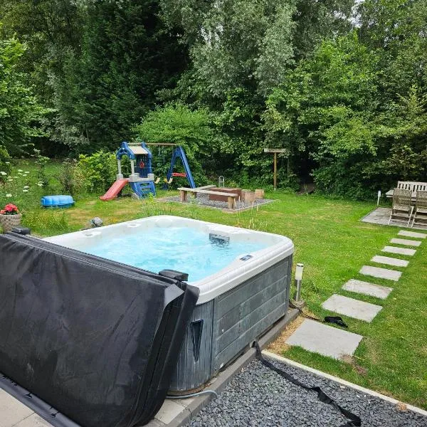 Family home, large garden, playground kids, firepit, terraces, sleeps max 7 and 1 babycot, kids playroom inside, hotel in Ewijk