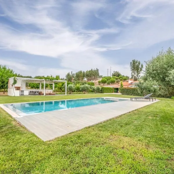 Refreshing poolside escape in Ponte de Sor, hotel v destinaci Ponte de Sor