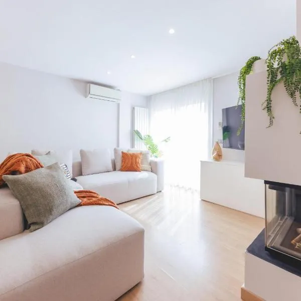 Bravissimo Hortes, 3-bedroom centre apartment, hotel v Gironi