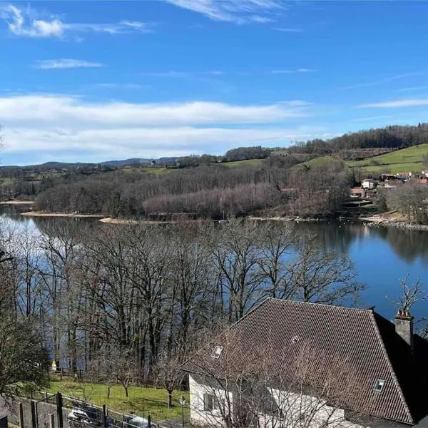 Maison au bord du lac, viešbutis mieste Saint-Étienne-Cantalès