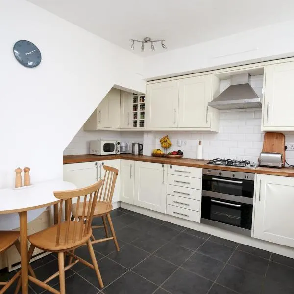 Sunny Victorian 2BR Townhouse Oxford Pass the Keys，位于牛津的酒店