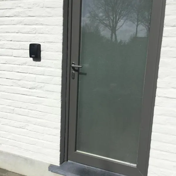 Gezellige studio met terras en gratis parking, hotel v destinaci Oudenaarde