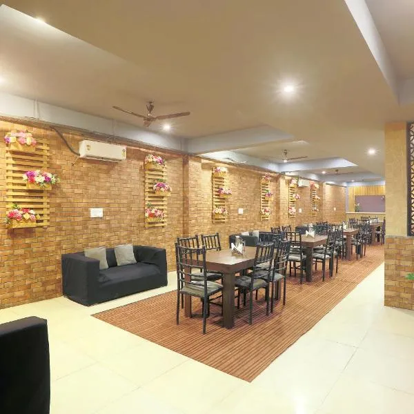 Hotel Lemon Suites & Banquet By Aura, хотел в Ноида