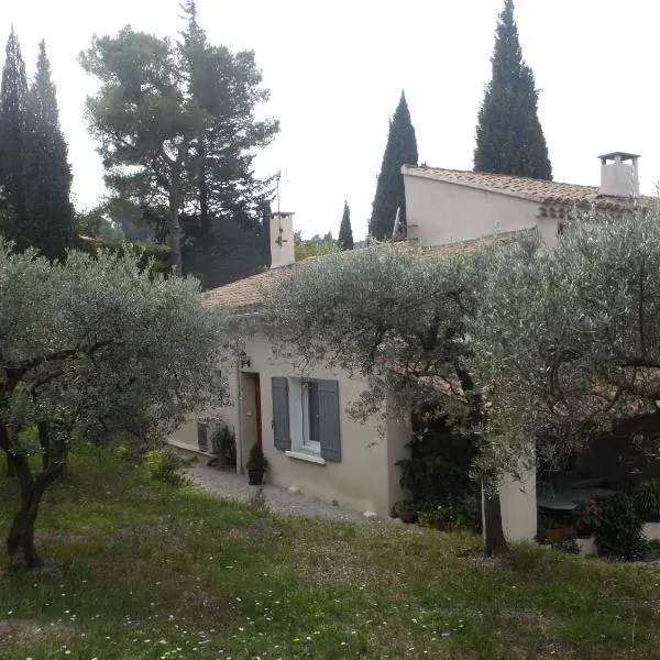 2 chambres au calme Villa Chrisma Provence, hotel di Orgon